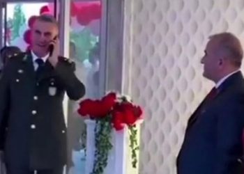 Resepsiyonda valinin elini sıkmayan askerler görevden alındı