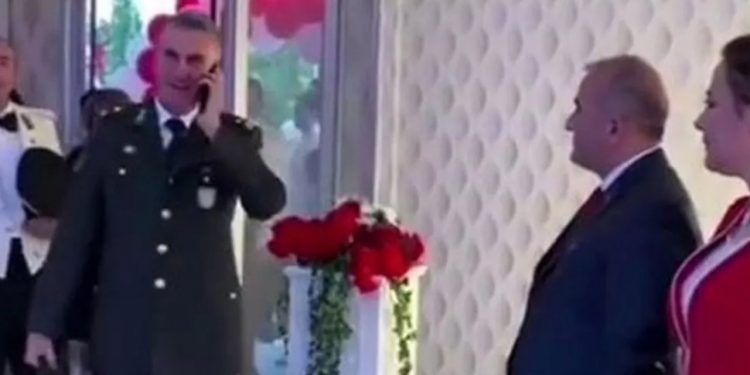 Resepsiyonda valinin elini sıkmayan askerler görevden alındı