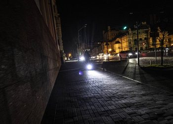 Rus saldırıları nedeniyle altyapısı zarar gören Kiev'de bazı sokaklar karanlığa büründü