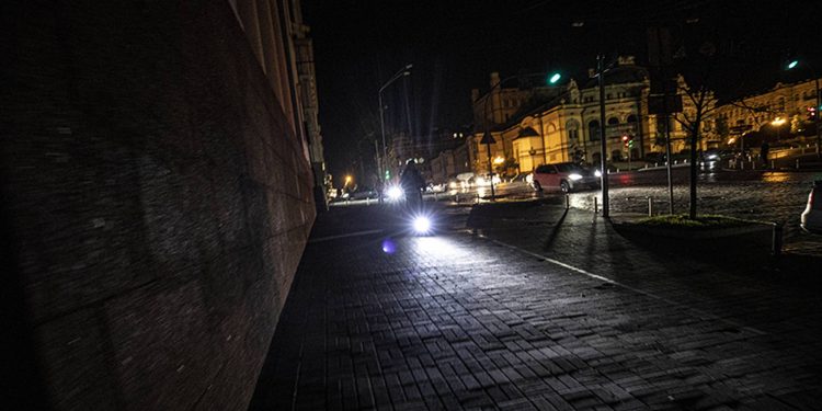 Rus saldırıları nedeniyle altyapısı zarar gören Kiev'de bazı sokaklar karanlığa büründü