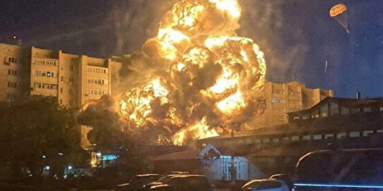 Rusya’da savaş uçağı yerleşim bölgesine düştü