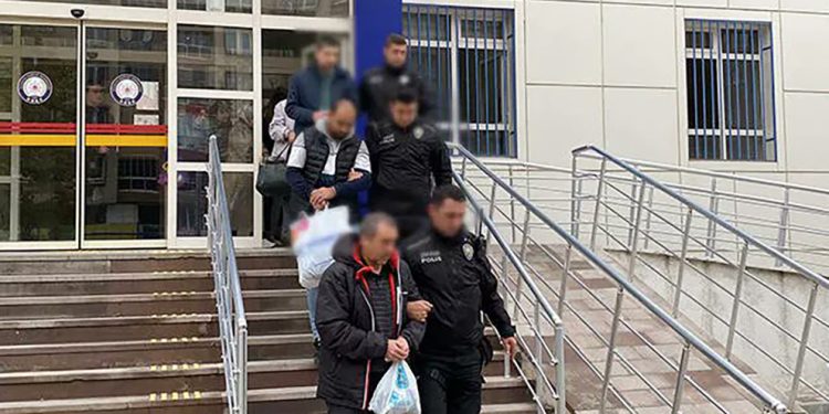 Sadece Antalya’da 102 kişiye ‘yardım’ gözaltısı: Serada yetişen salatalık ve domatesi vermek ‘örgüt suçu’ oldu