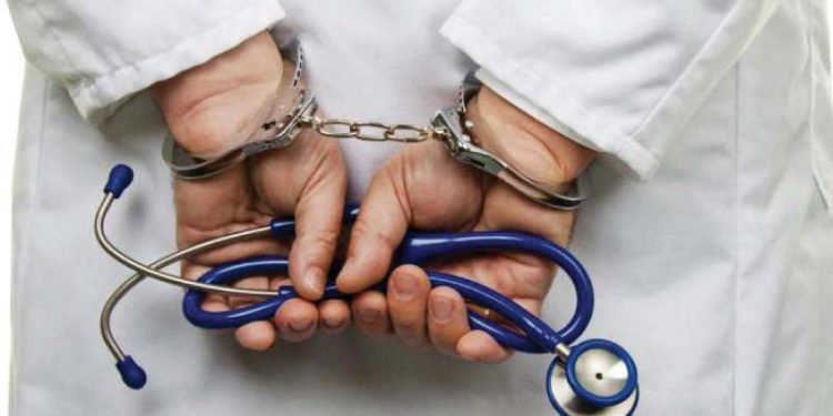 Sahte doktor hesabıyla kadınlardan çıplak fotoğraf toplayan adam hapis cezasına çarptırıldı