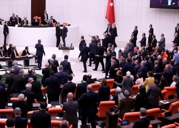 Sansür yasası 29. maddede takıldı: Protestolar oturum kapattırdı