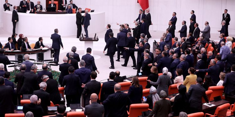 Sansür yasası 29. maddede takıldı: Protestolar oturum kapattırdı