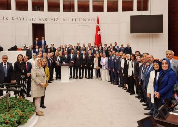 Sansür yasasını kabul eden AKP’li vekiller toplu fotoğraf çektirdi