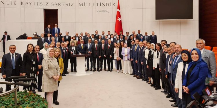 Sansür yasasını kabul eden AKP’li vekiller toplu fotoğraf çektirdi