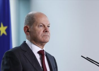 Scholz Atina'dan Ankara'yı eleştirdi, sorunlar için arabuluculuk teklif etti