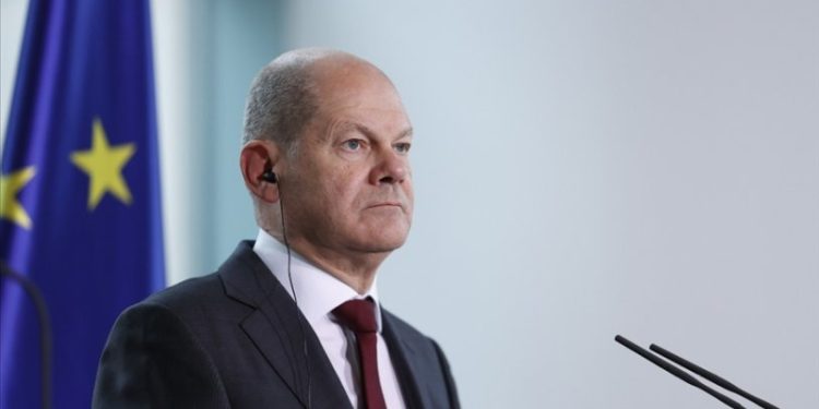 Scholz Atina'dan Ankara'yı eleştirdi, sorunlar için arabuluculuk teklif etti