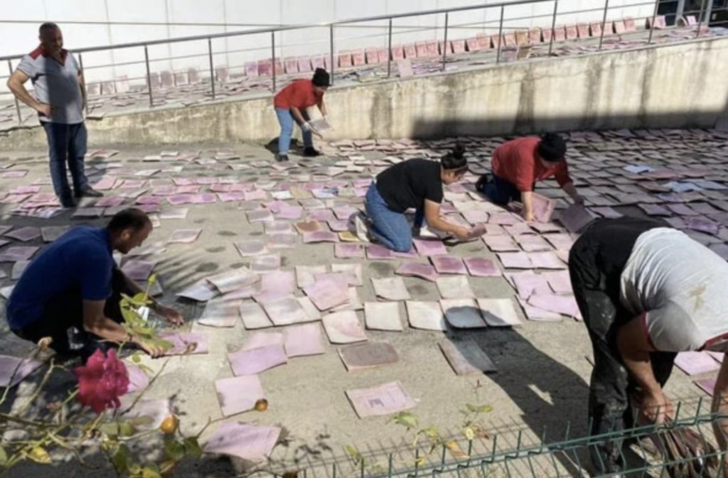 Selde su altında kalan SSK arşivi bahçede kurutuluyor