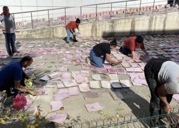 Selde su altında kalan SSK arşivi bahçede kurutuluyor