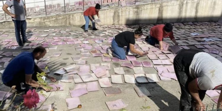 Selde su altında kalan SSK arşivi bahçede kurutuluyor