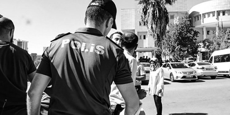 Şenyaşar ailesine polis müdahalesi: 'Tehditlerle adliye önünden ayrılmayacağız'