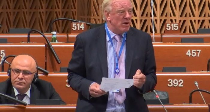 Sir Edward Leigh AKPM’de konuştu: “Sayın Gülen’e yönelik saçma sapan sürekli bir saldırı var, o bir terörist değil”