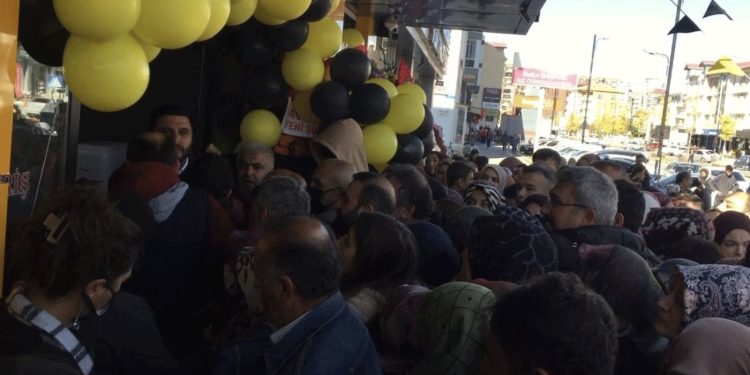 Sivas’ta alışveriş merkezi açılışında indirim izdihamı