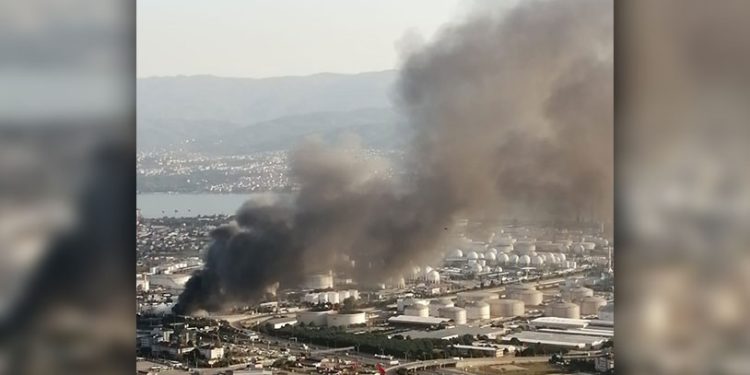 Son dakika... Kocaeli'nde imalathanede yangın: Fabrikaya da sıçradı