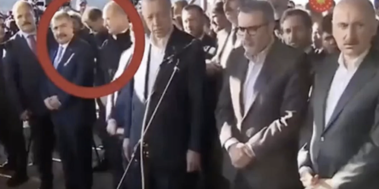 Soylu ve Koca, madencinin cenazesinde kulaktan kulağa konuşup güldüler