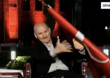 Soylu, ‘sansür’ü savunurken kafasına bayrak direği düştü