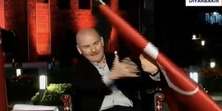 Soylu, ‘sansür’ü savunurken kafasına bayrak direği düştü