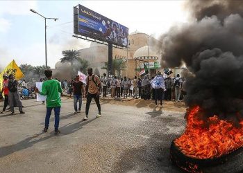 Sudan'da kabile çatışmalarını protesto edenler valilik binasını ateşe verdi