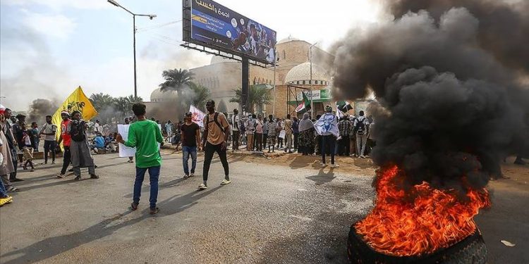 Sudan'da kabile çatışmalarını protesto edenler valilik binasını ateşe verdi