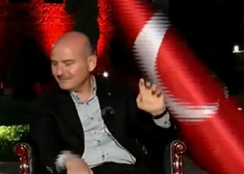 Süleyman Soylu’nun kafasına bayrak düştü