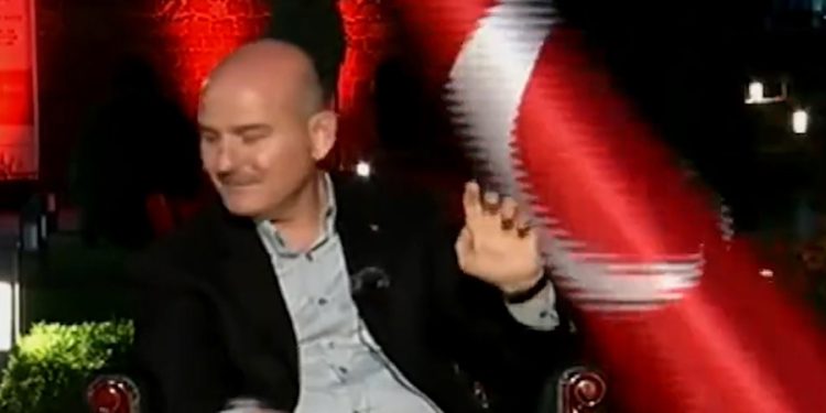 Süleyman Soylu’nun kafasına bayrak düştü