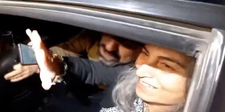 Tahliye kararı verilen Aysel Tuğluk cezaevinden çıktı