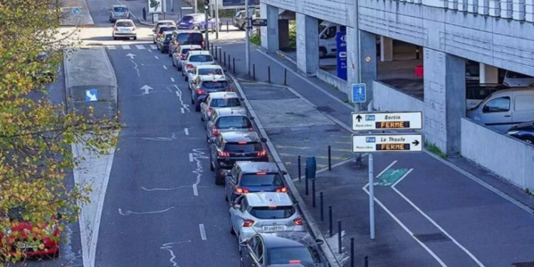 Tedarik sıkıntısı yaşandı: Fransa'da uzun akaryakıt kuyruğu