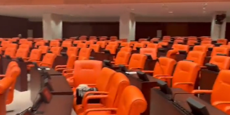 Torba kanun görüşmeleri sırasında boş kalan AKP sıraları, görüntülere böyle yansıdı