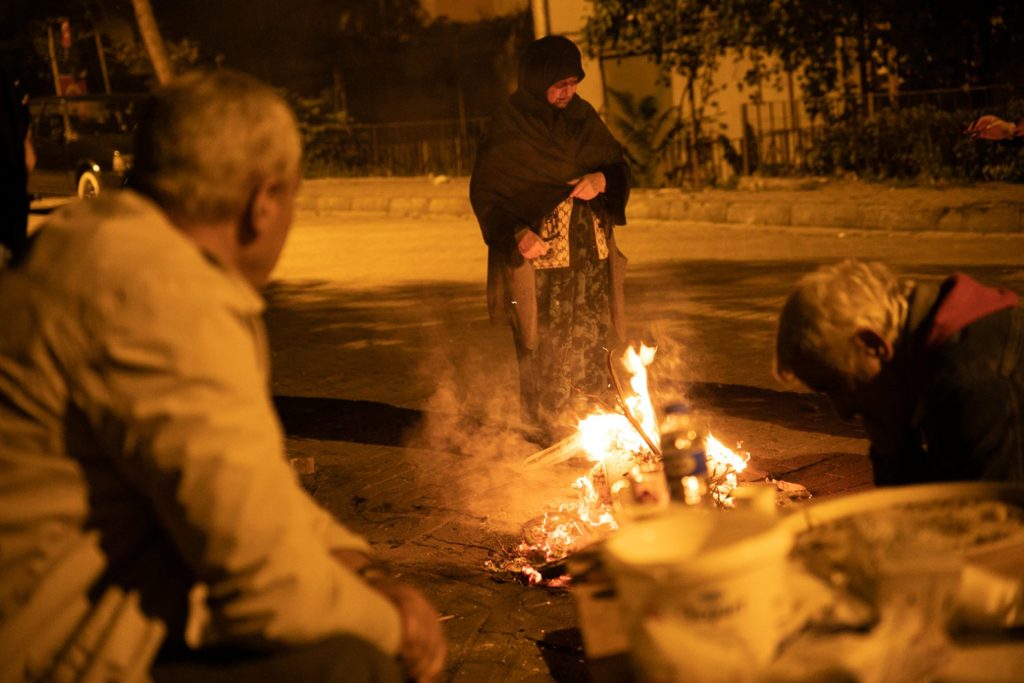 Tozkoparan’da mahalleli gece boyu nöbet tuttu, yıkım sabahın ilk ışıklarıyla başladı