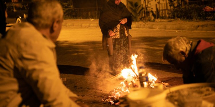 Tozkoparan’da mahalleli gece boyu nöbet tuttu, yıkım sabahın ilk ışıklarıyla başladı