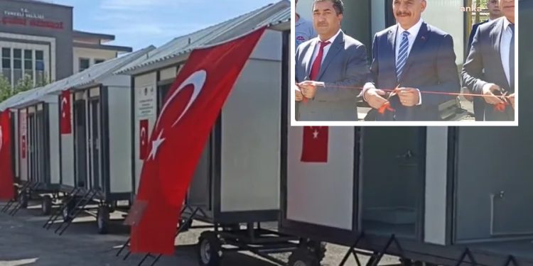 Tunceli’de Türk bayrağı asılan 5 adet portatif tuvalet resmi törenle açıldı