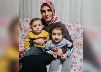 Yine bir anne iki küçük çocuğuyla cezaevine atıldı