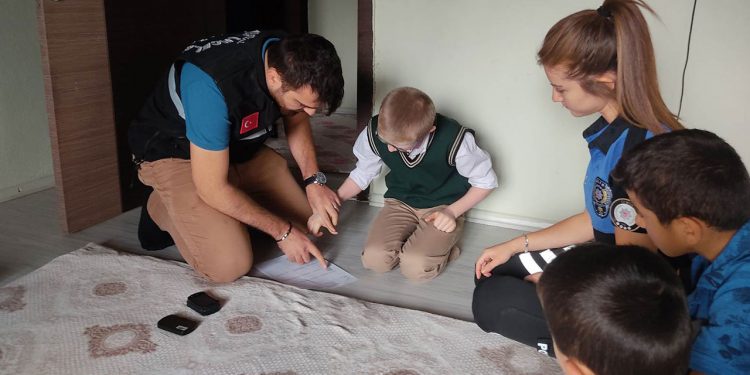 Yüksekova’da polis evlerden parmak izi topluyor: Yeni bir fişleme uygulaması mı?