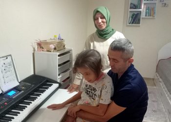 Yüzde 98 engelli Ayşe, tahliye olan KHK’lı babasını ‘Bu Kalp Seni Unutur mu’ şarkısıyla karşıladı