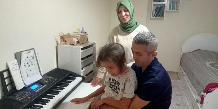 Yüzde 98 engelli Ayşe, tahliye olan KHK’lı babasını ‘Bu Kalp Seni Unutur mu’ şarkısıyla karşıladı