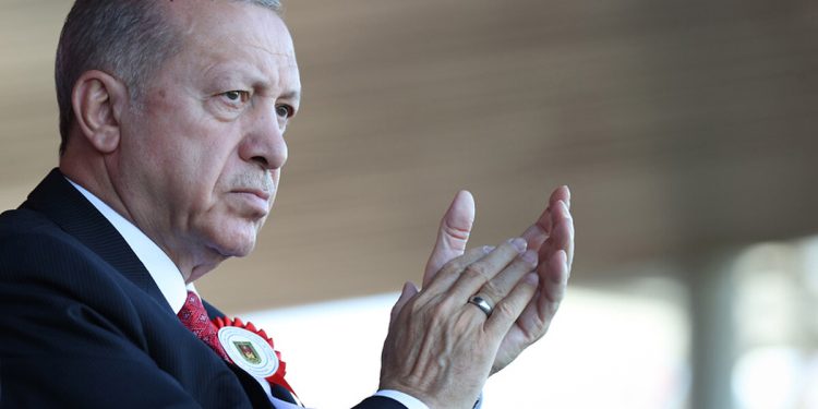 ‘Erdoğan, 2023 seçimleri ile aynı gün başörtüsü referandumu olasılığını düşünüyor’