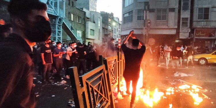 ‘İran’da devlet İslamcı ama toplum seküler; reform olmazsa rejim düşebilir’