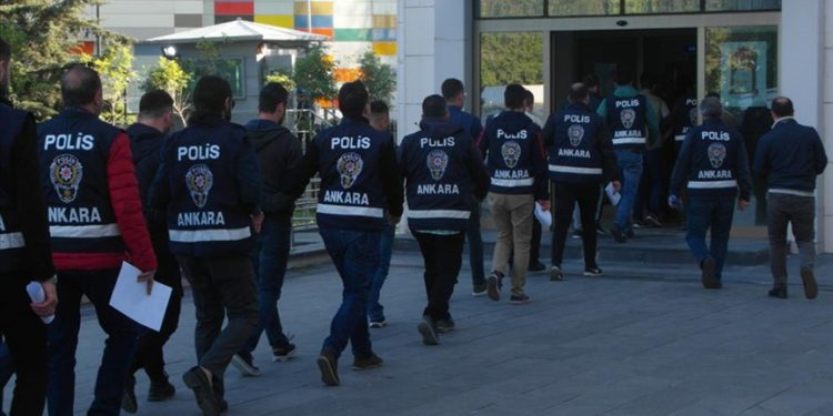 ‘Suçları’ Gülen cemaati üyelerine para yardımı dağıtmak: 704 gözaltı daha