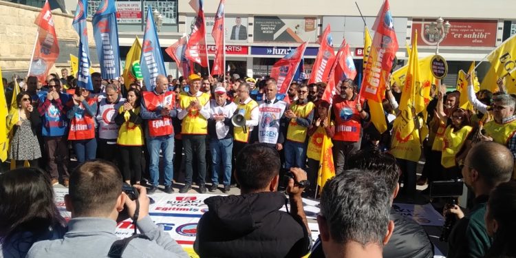 Öğretmen Meslek Kanunu’na Karşı Eğitimciler İş Bıraktı