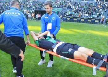 0nlarca taraftar sahaya girdi: Futbolcu sakatlandı