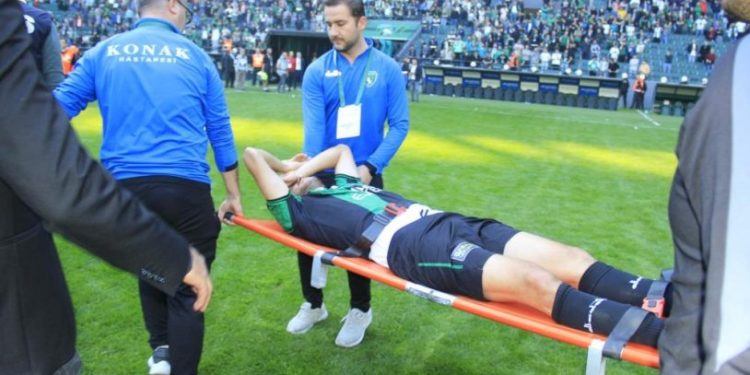 0nlarca taraftar sahaya girdi: Futbolcu sakatlandı