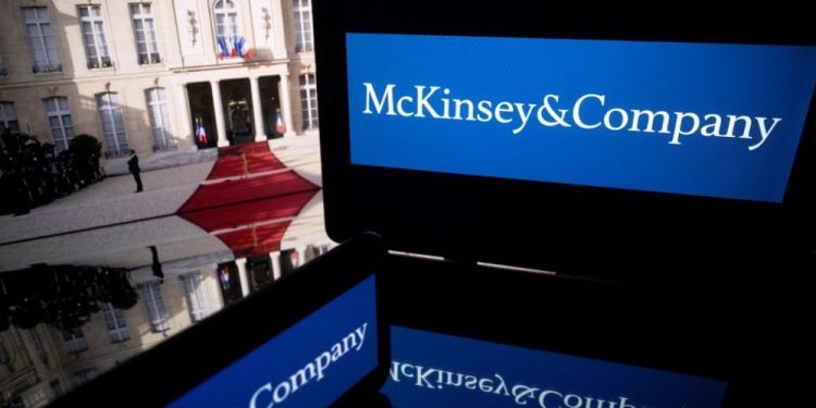 Macron’un galip geldiği 2 cumhurbaşkanlığı seçiminin kampanyalarına McKinsey soruşturması