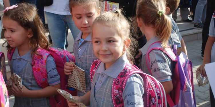 19 milyon öğrenci yeniden ders başı yaptı