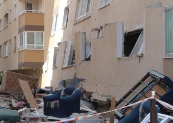 İzmir’de Konteyner Kentte Tahliye Belirsizliği