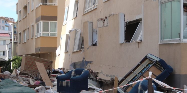 İzmir’de Konteyner Kentte Tahliye Belirsizliği