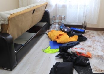 Polis ev baskınında 5 yaşındaki çocuğu sorguladı