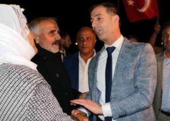 İstismar davasında beraat ettirilen MHP’li Kayaalp Türk bayrağıyla karşılandı
