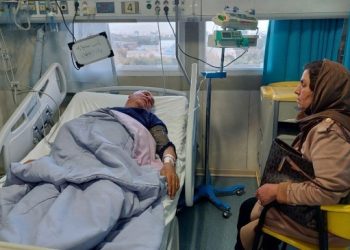 Ronaghi’nin babası cezaevi önünde kalp krizi geçirdi
